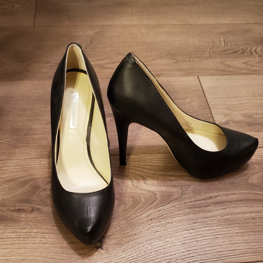 NWOT Black BCBG pumps